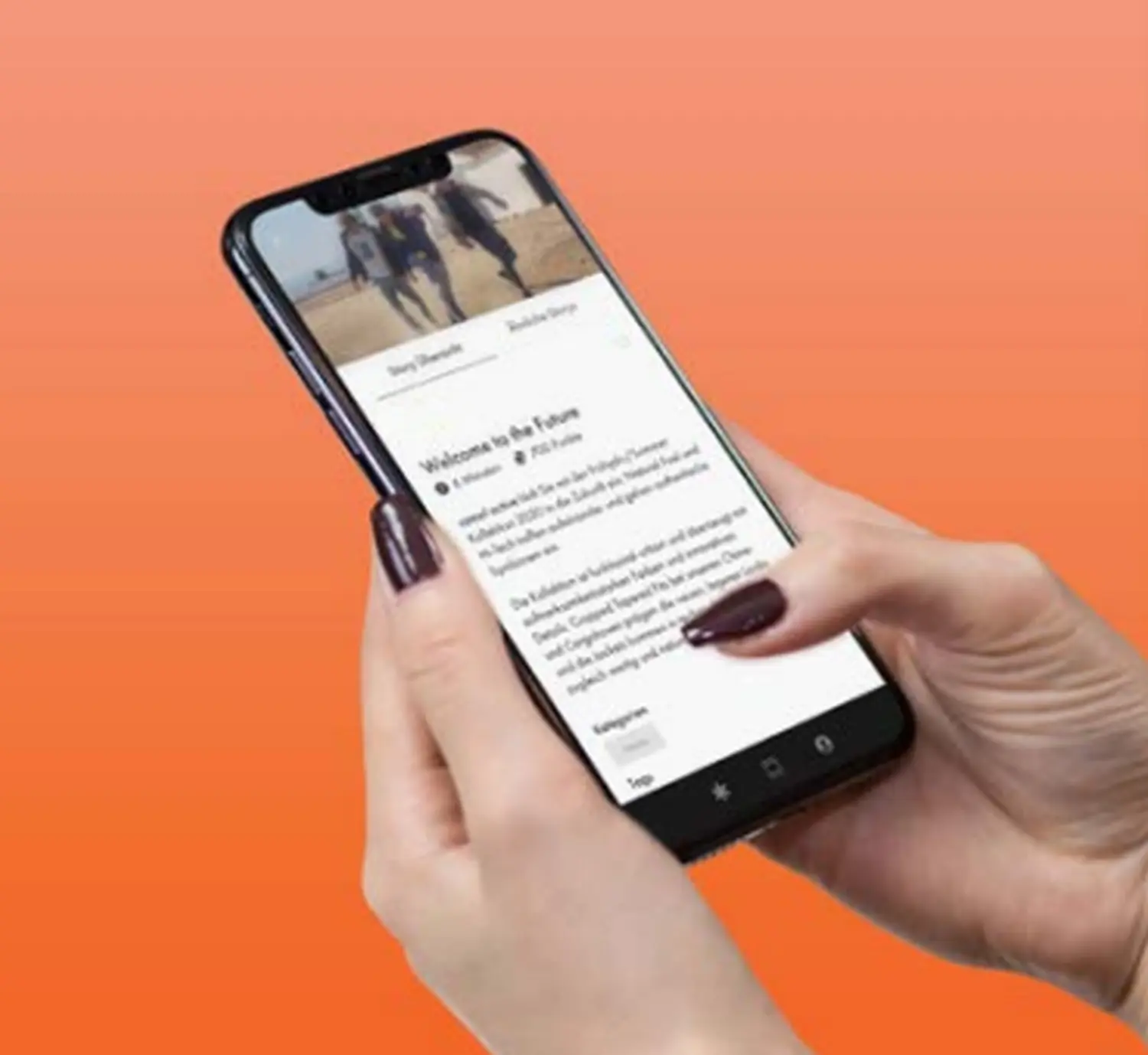 Eine Frau entspannt auf einem Holzstuhl. Von Tanja Peltzer Akademie