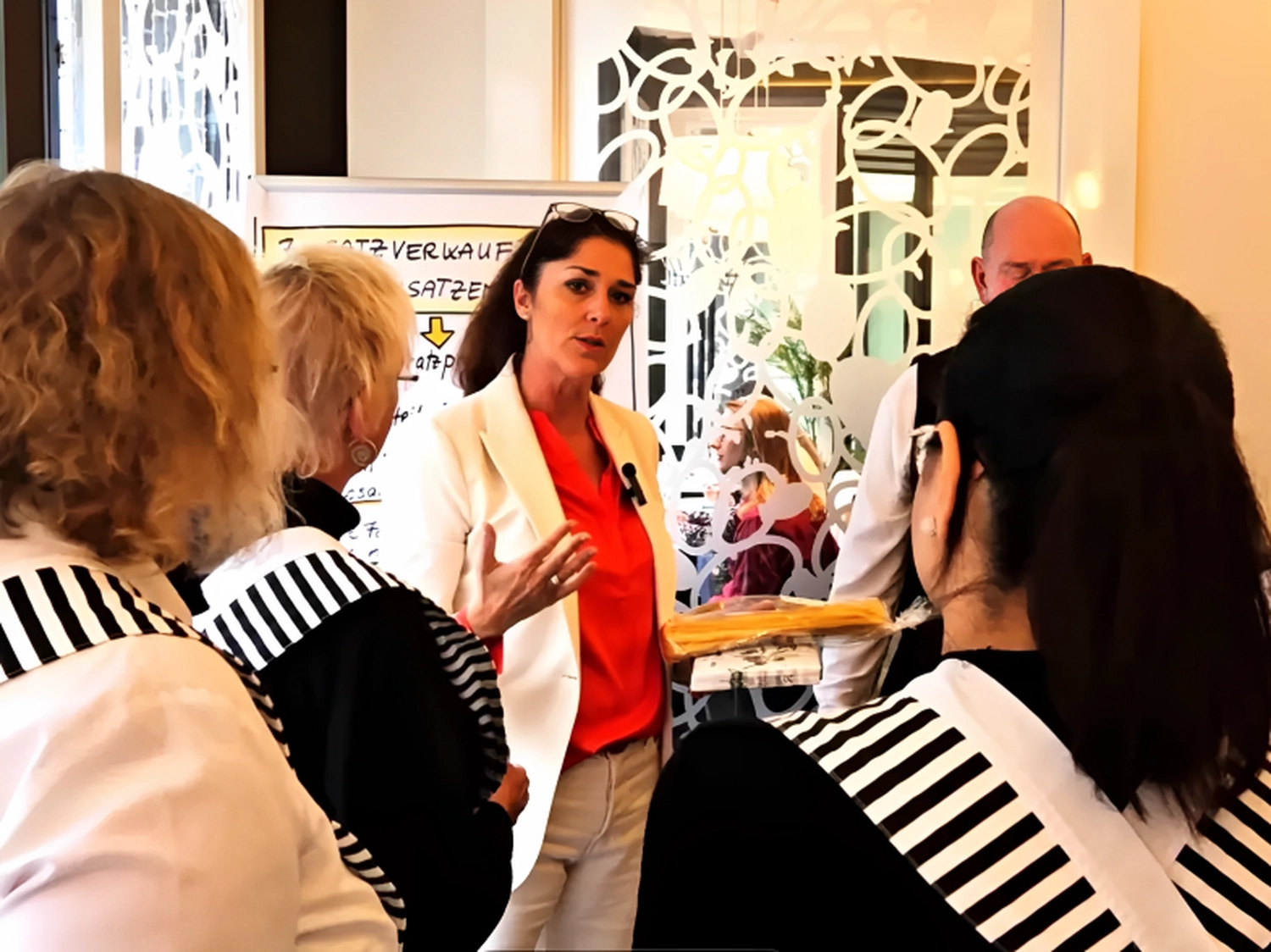 Tanja Peltzer bespricht etwas mit ihrem Team